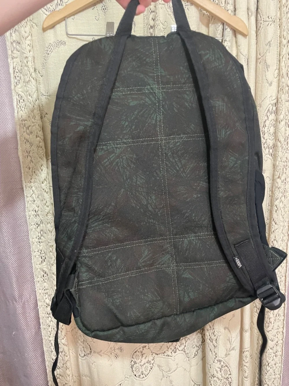 Vans: Nelson backpack in a tropical leave pattern